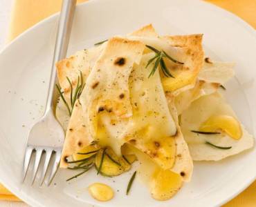 Caciocavallo con pane carasau e miele