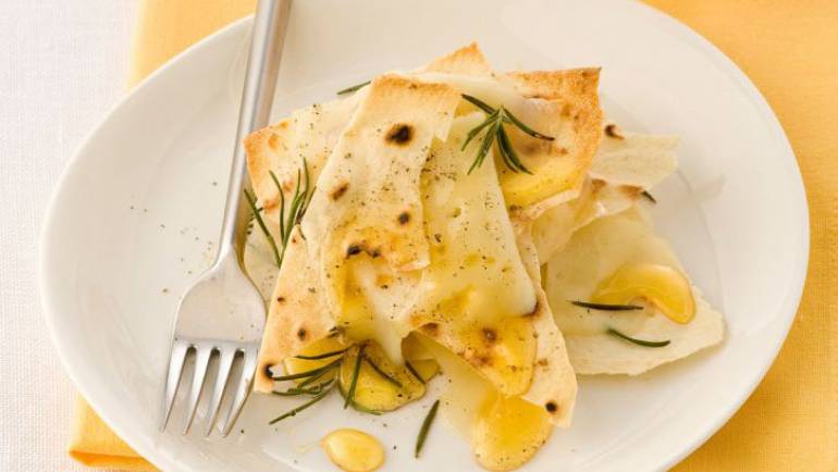 Caciocavallo con pane carasau e miele